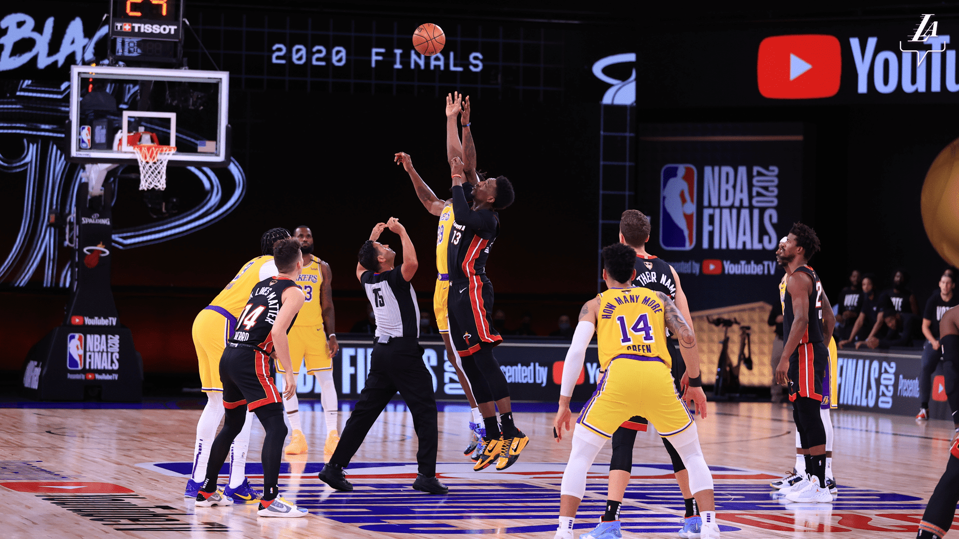 Salto inicial de cuarto partido de las Finales de la NBA / Foto: NBA
