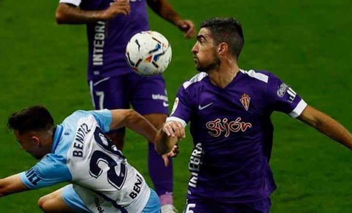 Borja López gana una disputa áerea a Alejandro Benítez en un Málaga-Sporting