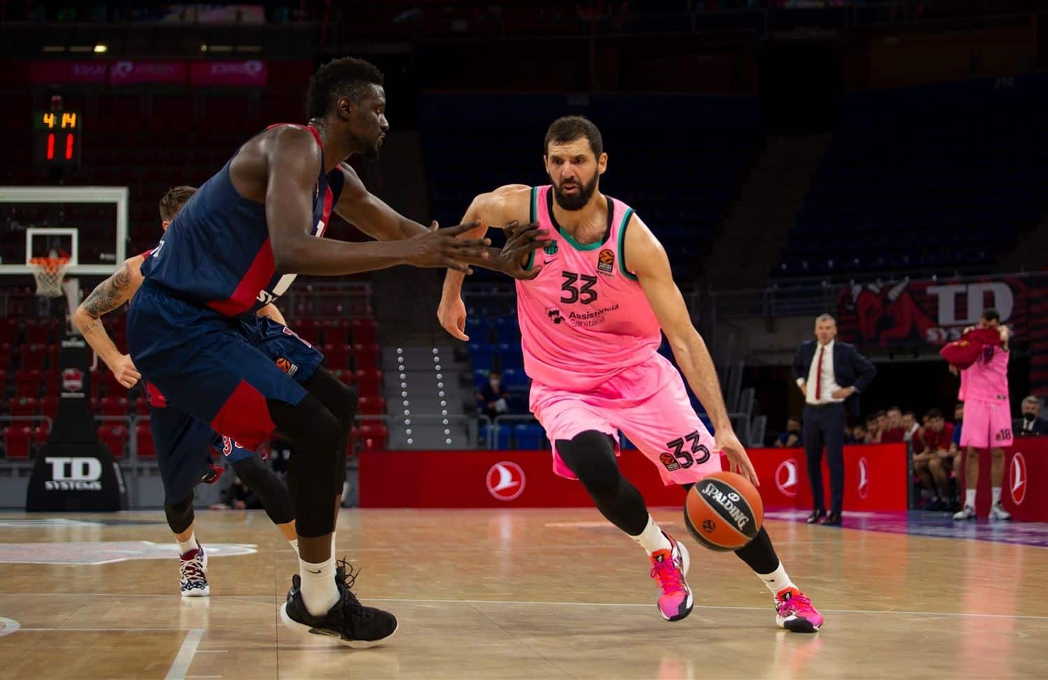 Nikola Mirotic ante Fall (Fuente: www.euroleague.net)