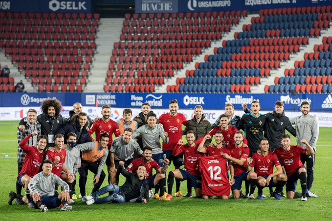 Los jugadores de Osasuna dedican a la afición la victoria en el Centenario