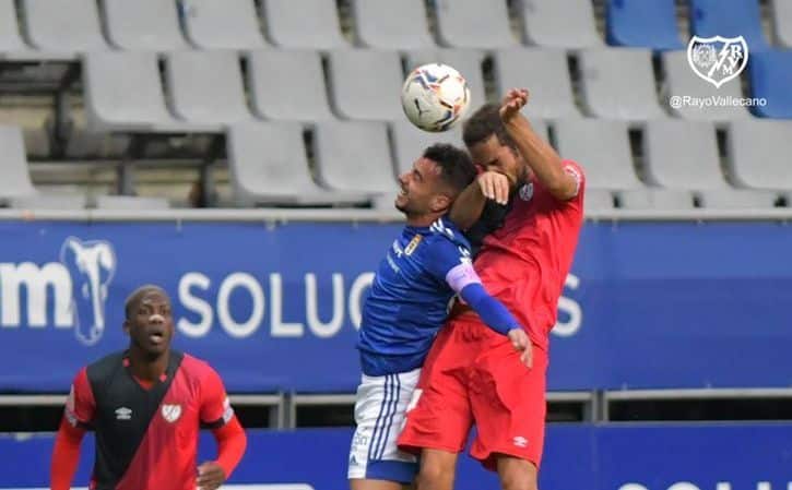 Tejera disputa con Mario Suárez un balón aéreo en un Real Oviedo - Rayo