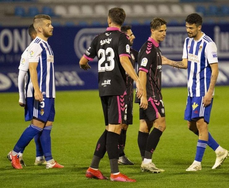 Sipcic en primer plano en una acción defensiva del CD Tenerife en El Toralín