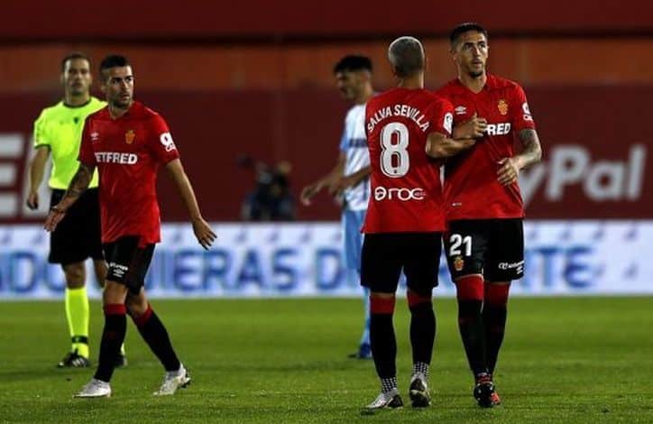 Salva Sevilla felicita a Antonio Raíllo por su gol al Málaga