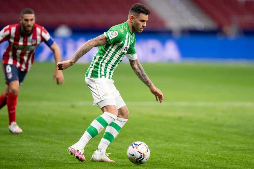 Sanabria conduce el balón en el encuentro ante el Atlético de Madrid Fuente: Twitter Real Betis