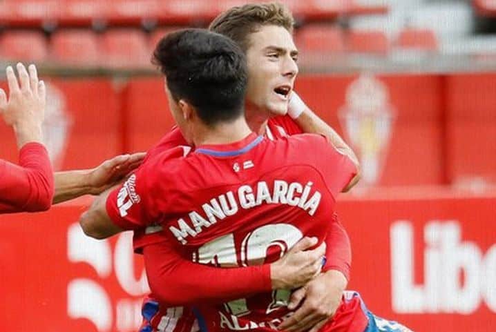 Manu García se abraza a Gragera tras un gol del Sporting