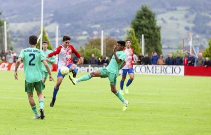 Lance de un Sporting B - Castilla en Mareo