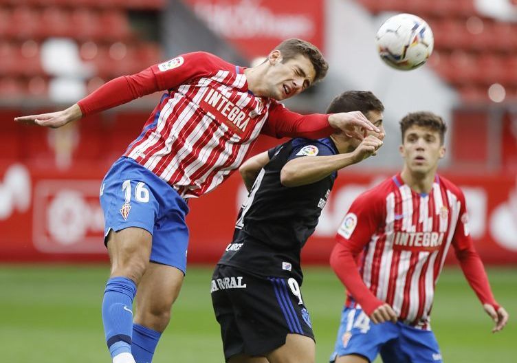 Gragera disputa un balón aéreo con Kaxe en un Sporting-Ponferradina