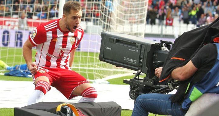 Valentin Vada celebra un gol con la UD Almería