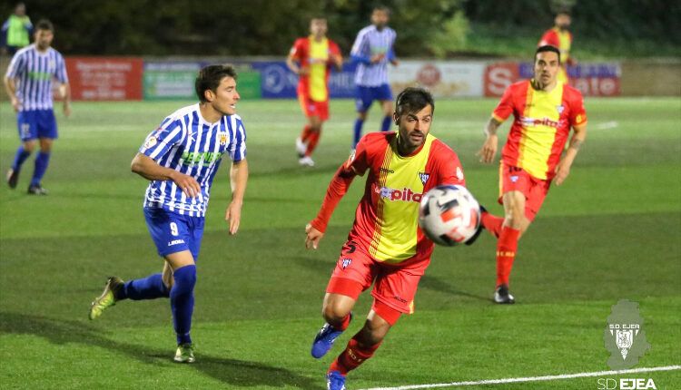 Chechu Dorado (Ejea) disputando un balón ante el Izarra