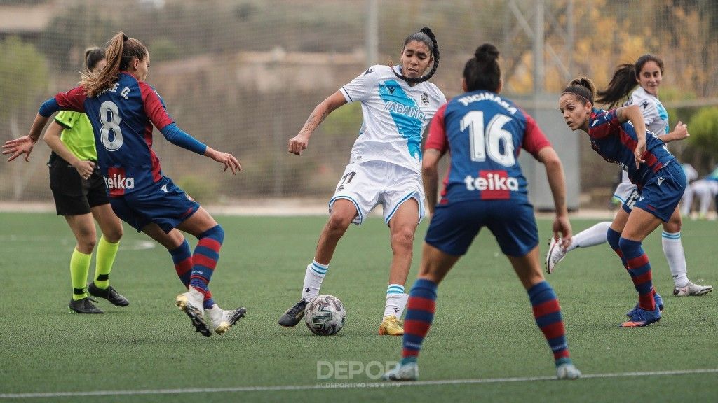 Gaby e Irene pugnan por un balón en el transcurso del partido. Fuente: web del R C Deportivo.