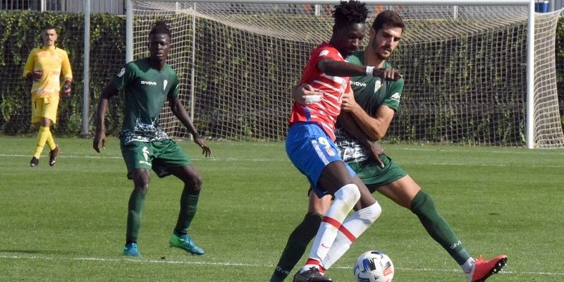 Djetei observa a Bernardo en una jugada | Imagen: Córdoba CF