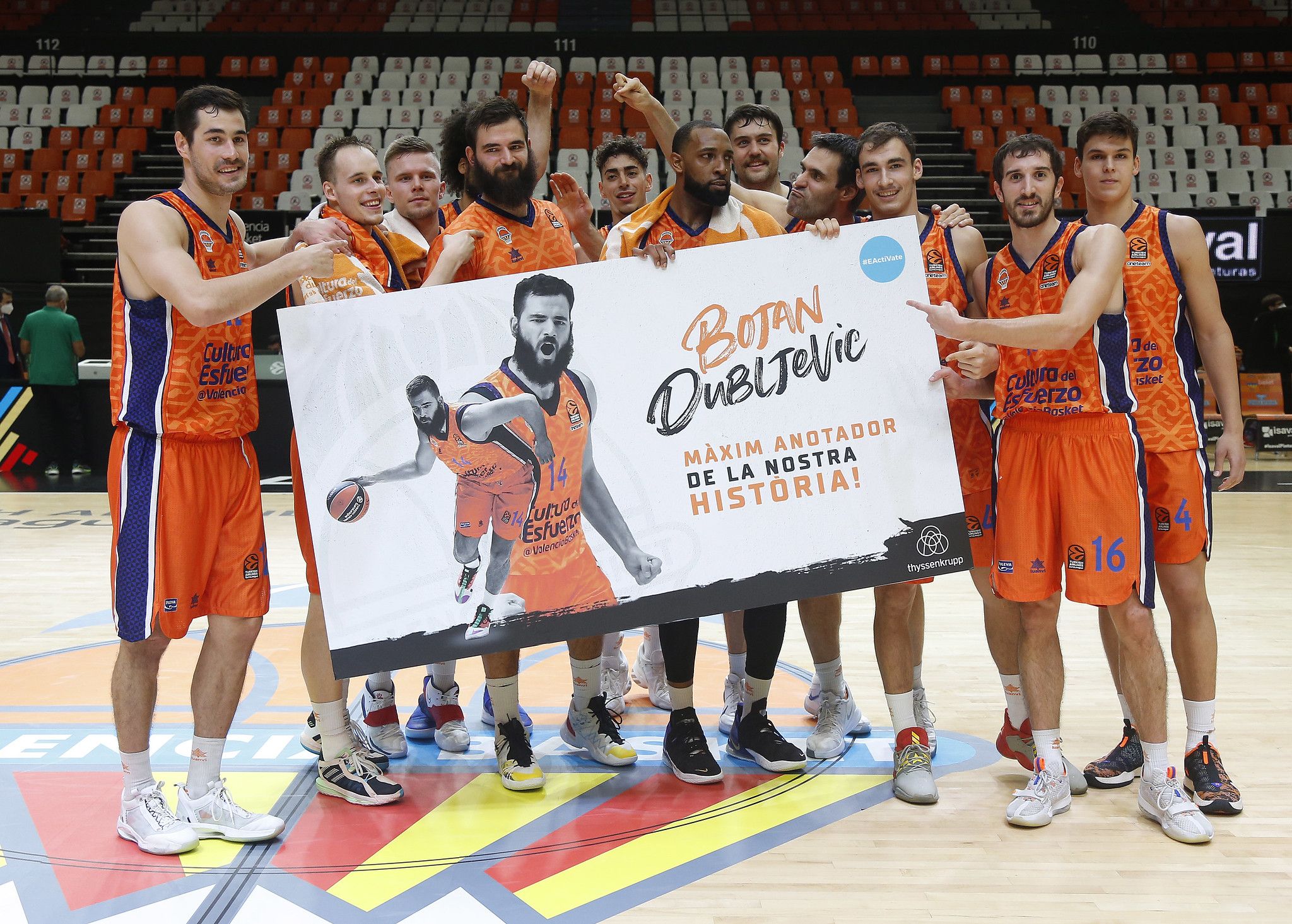 El montenegrino celebrando con sus compañeros la victoria y el hito histórico. Fuente: M.A. Polo (Valencia Basket).