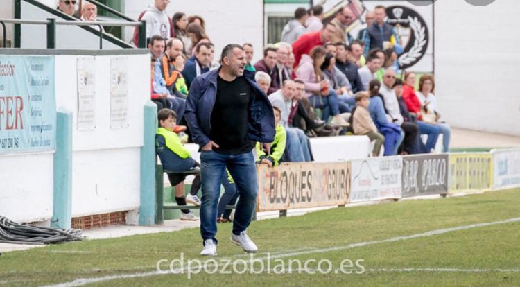 Javi Moreno dirigiendo un encuentro del Pozoblanco