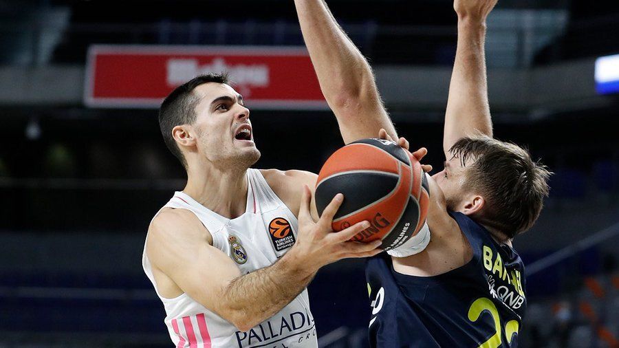 Alberto Abalde entra a canasta ante Danilo Barthel en un Real Madrid - Fenerbahçe Beko Istanbul. Foto: Real Madrid.