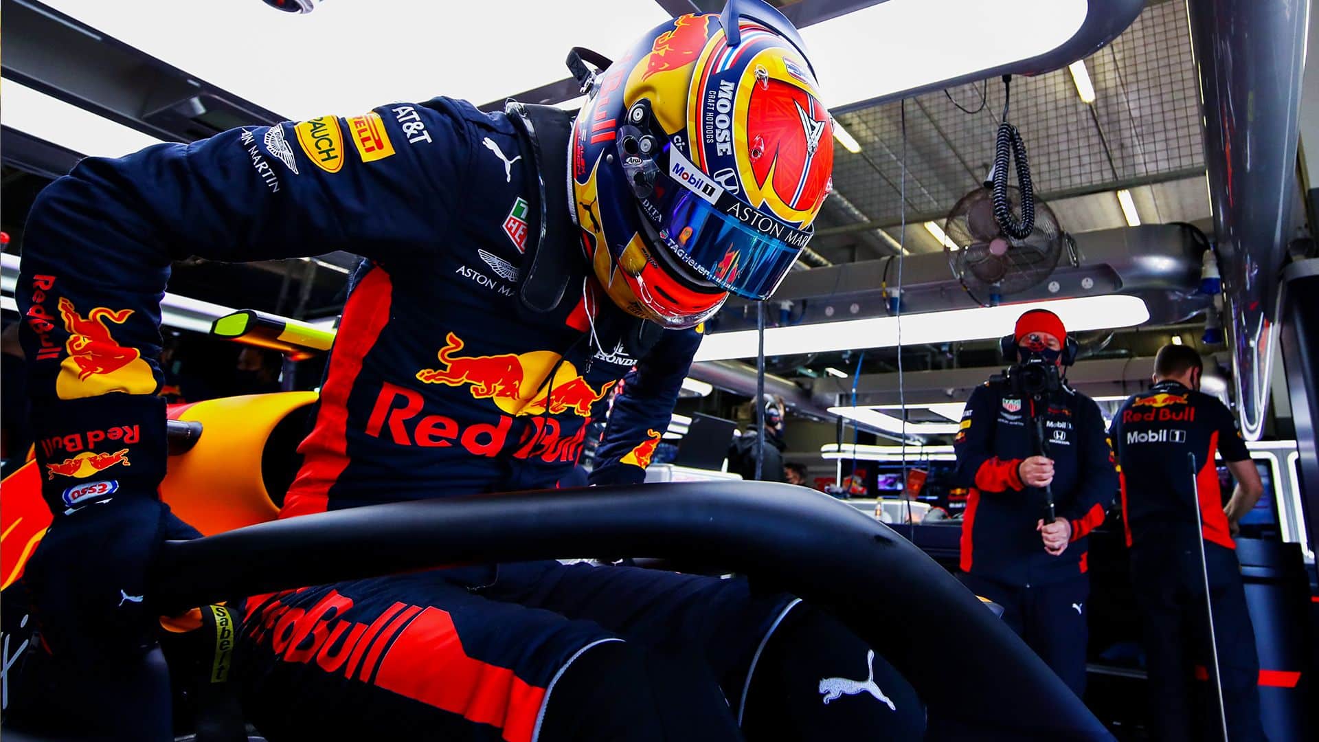 Alex Albon se baja del Red Bull decepcionado. Imagen: @RedBullRacing