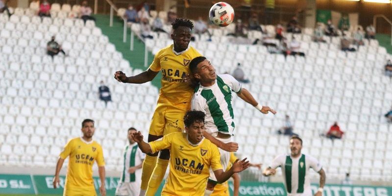 Pugna durante el encuentro | Imagen: Charo Tobajas (Córdoba CF)