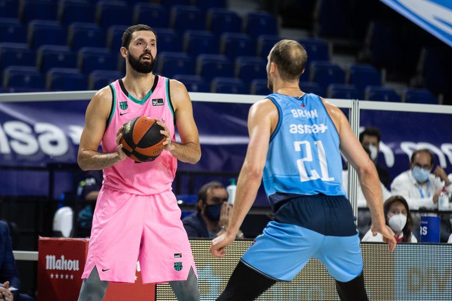 Nikola Mirotic ante Alec Brown en su partido 200 en la Liga Endesa (Fuente: Twitter @FCBbasket)