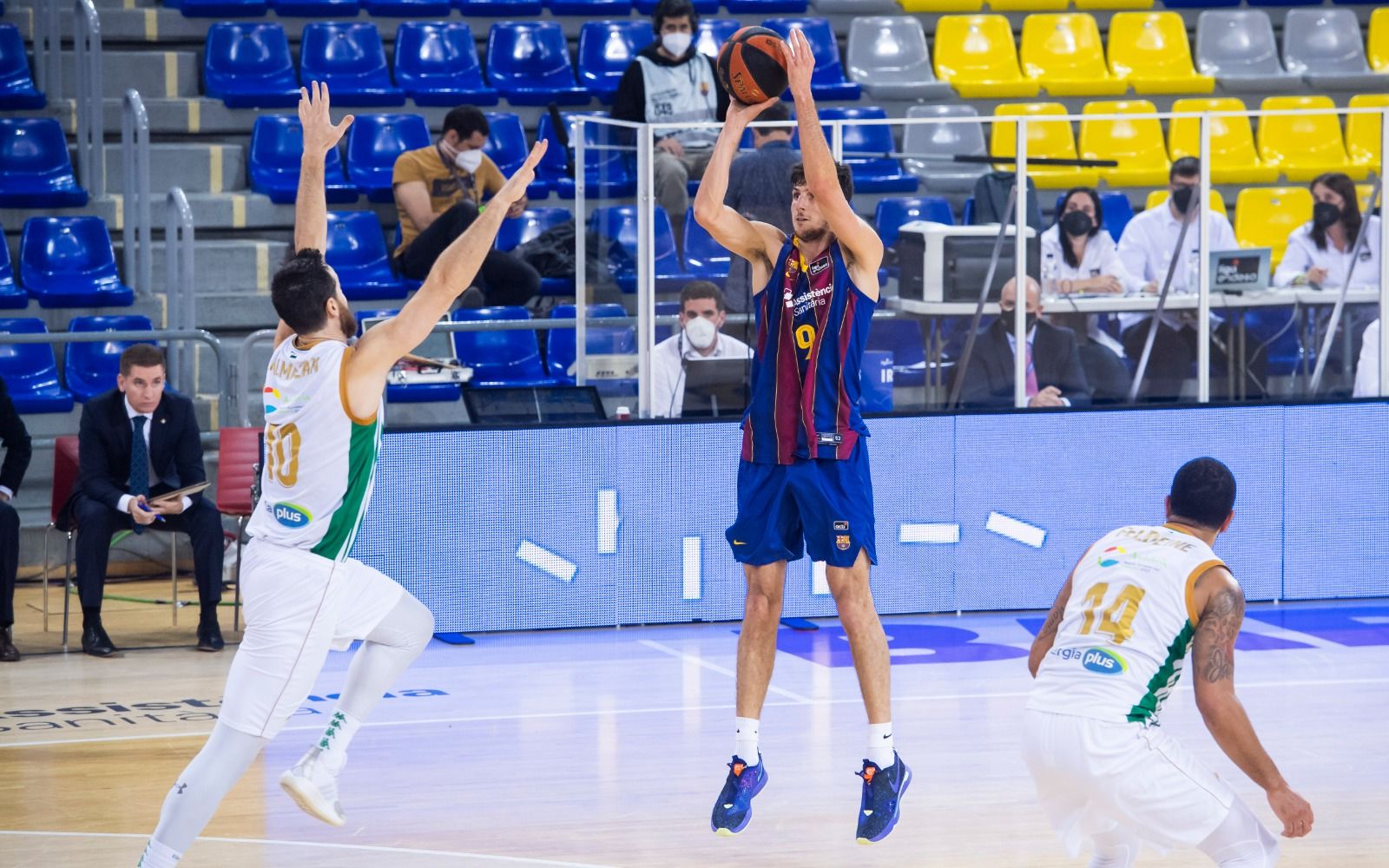 Leandro Bolmaro anotando el triple ante Coosur Betis (Fuente: Twitter @FCBbasket)