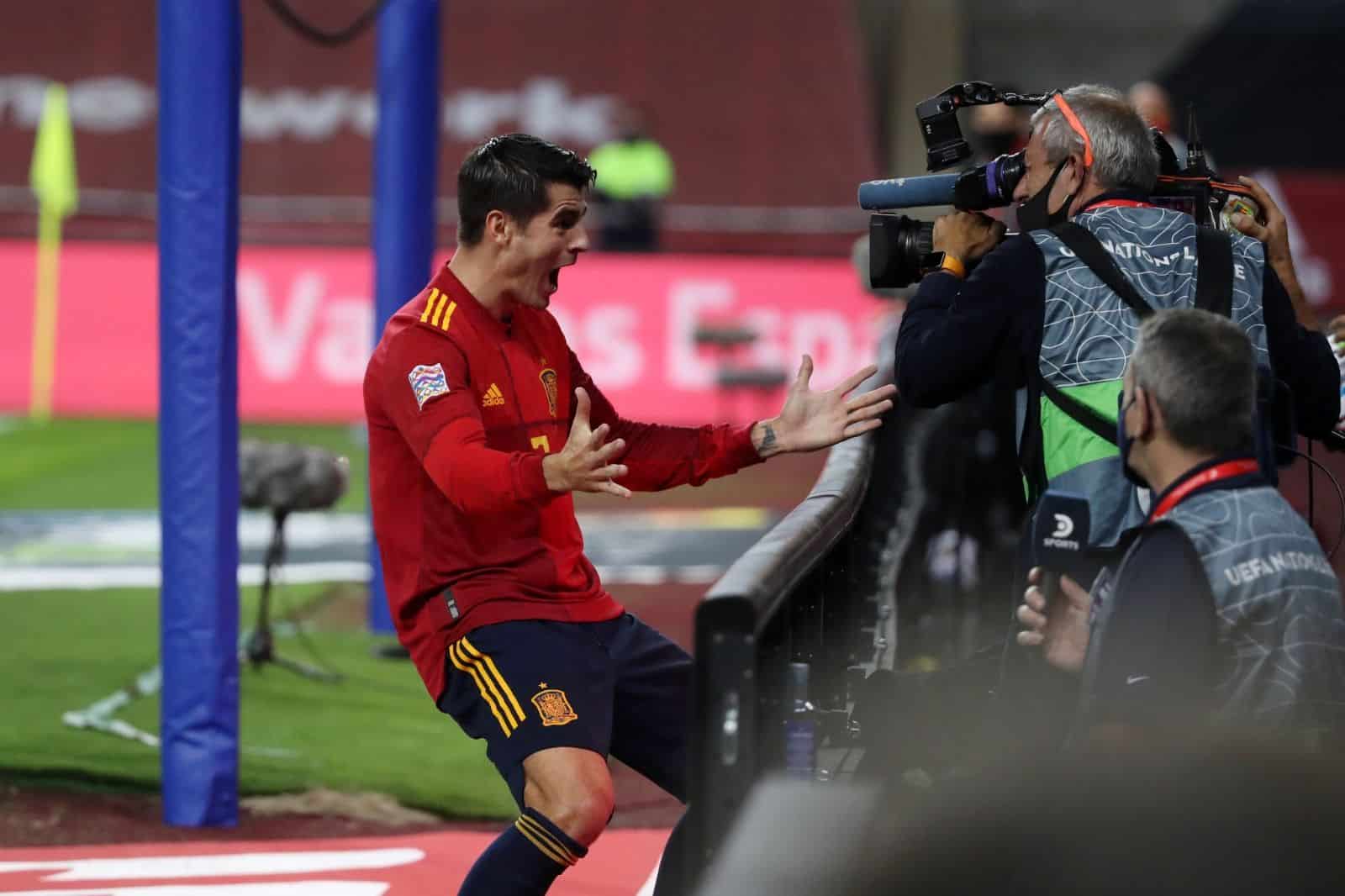 Morata en la celebración del gol. 
Fuente: https://twitter.com/SeFutbol/status/1328792543451078656/photo/1