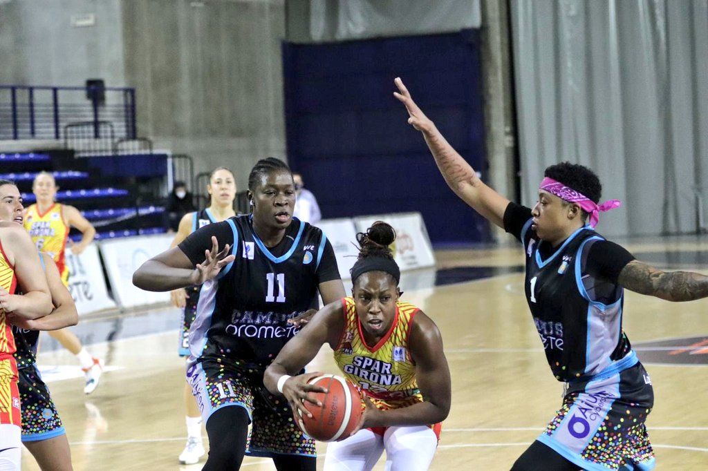 Diarra y Weaver intentando frenar a Gray