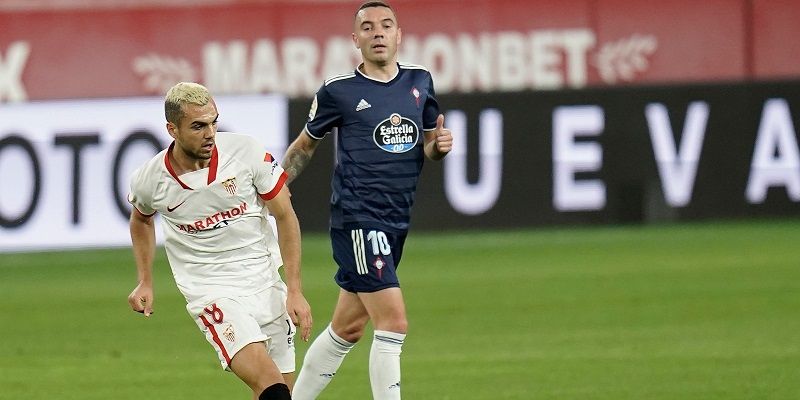 Iago Aspas observa un pase de Jordán | Imagen: Sevilla FC