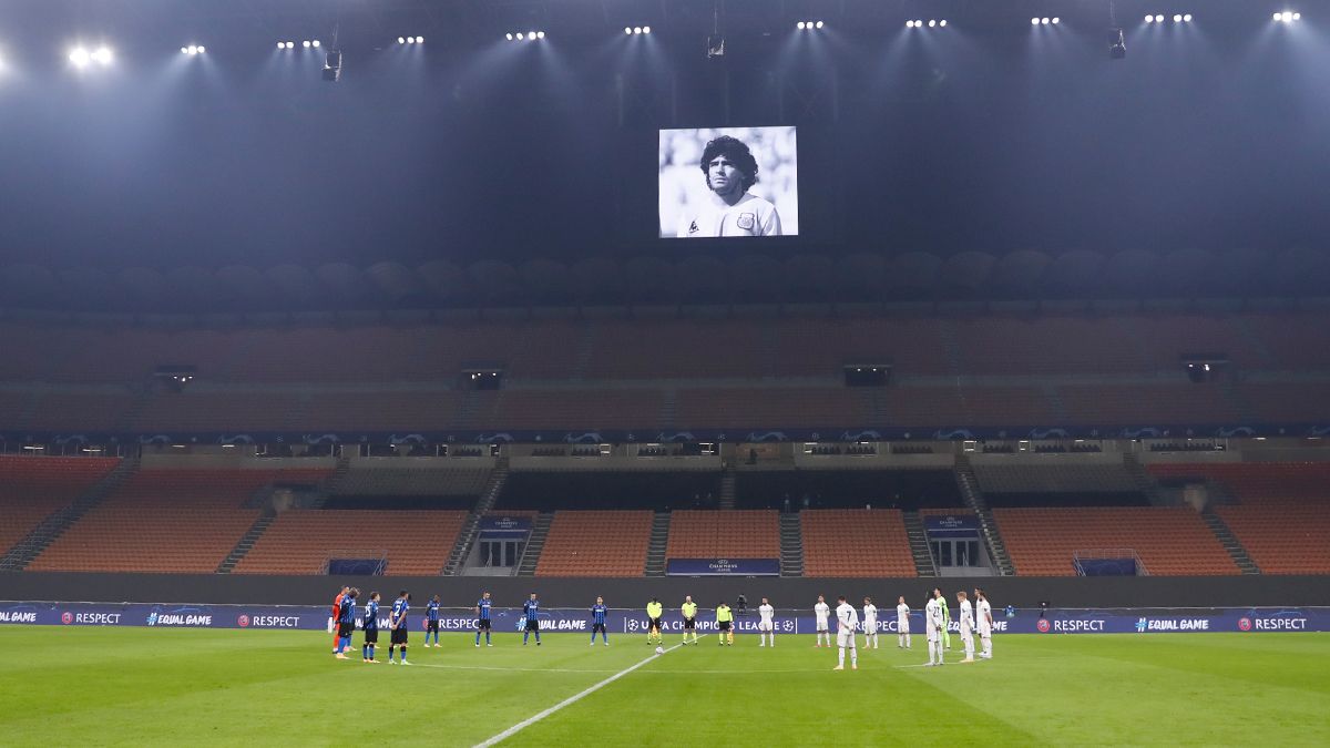 Emotivo minuto de silencio en el Giuseppe Meazza en memoria de Maradona. 
Fuente: https://twitter.com/realmadrid/status/1331702196874870784/photo/1