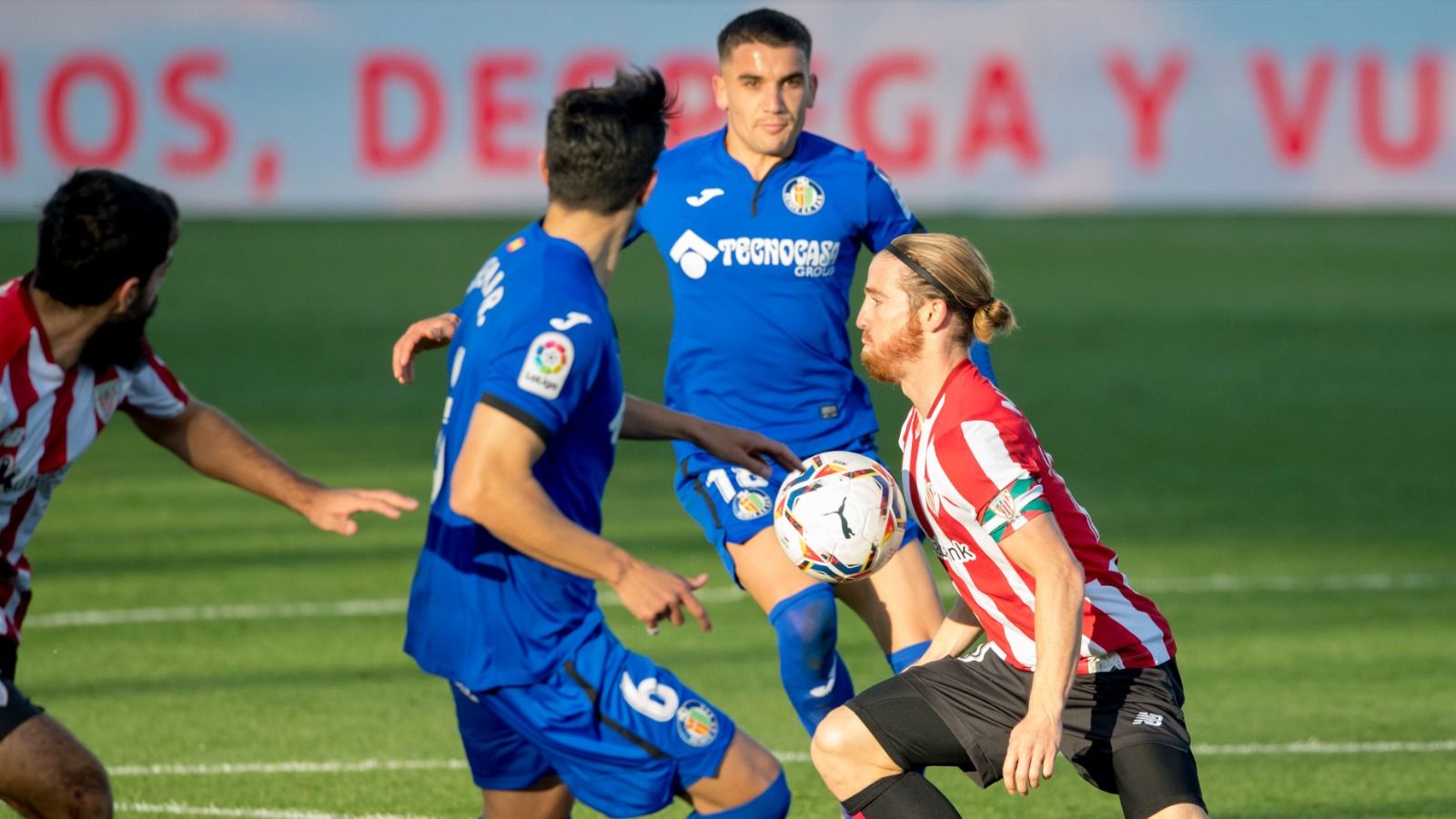Control de Muniaín ante la oposición de Chema y Arambarri. 
Fuente:https://twitter.com/AthleticClub/status/1333083130442477569/photo/1