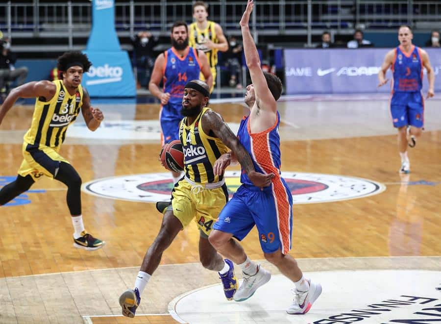 Valencia Basket consigue la victoria en Estambul con un gran Sam Van Rossom. Fuente: Euroliga.