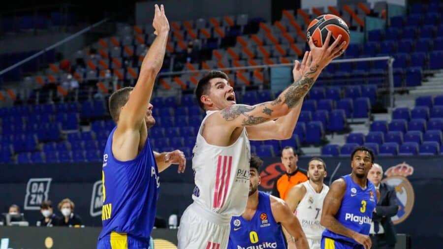 Gabriel Deck entra a canasta ante Ante Zizic en un Real Madrid - Maccabi Playtike Tel Aviv. Foto: Real Madrid.
