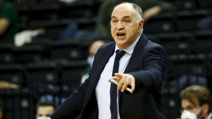 Pablo Laso da instrucciones a sus jugadores en un partido como entrenador del Real Madrid. Foto: Agencia EFE.