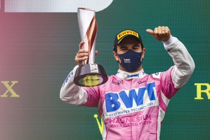 Sergio Pérez levanta el trofeo en el podio de Estambul. Foto: @RacingPointF1