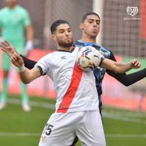 Antoñín controla un balón ante la mirada de Samú Costa de la UD Almería