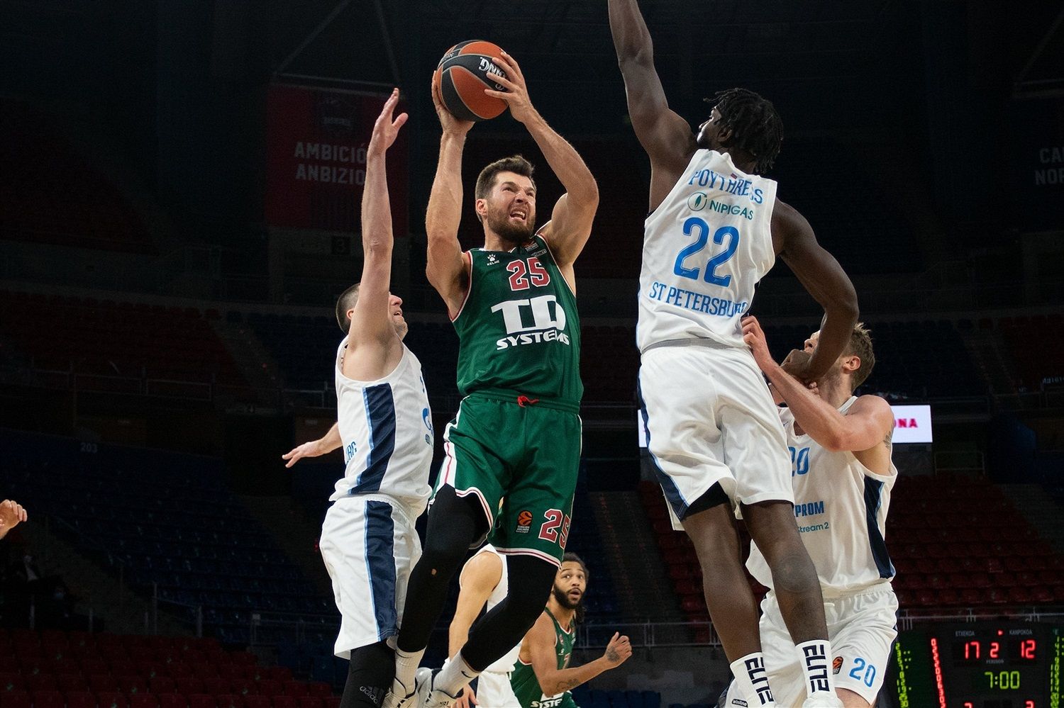 Alec Peters hace una entrada ante Poythress