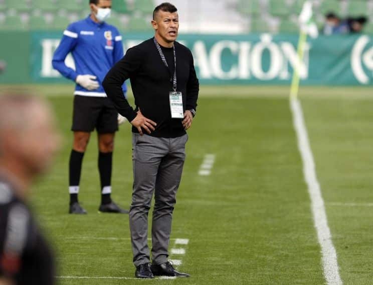 Jorge Almirón en la banda en un partido del Elche