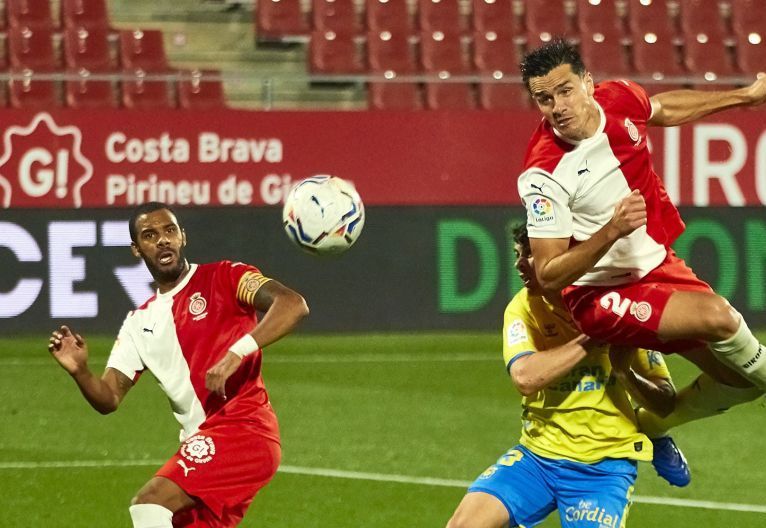 Bernardo remata a gol frente a la UD Las Palmas