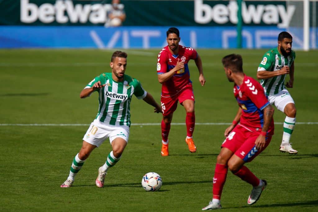 Canales conduce en un momento del Betis - Elche