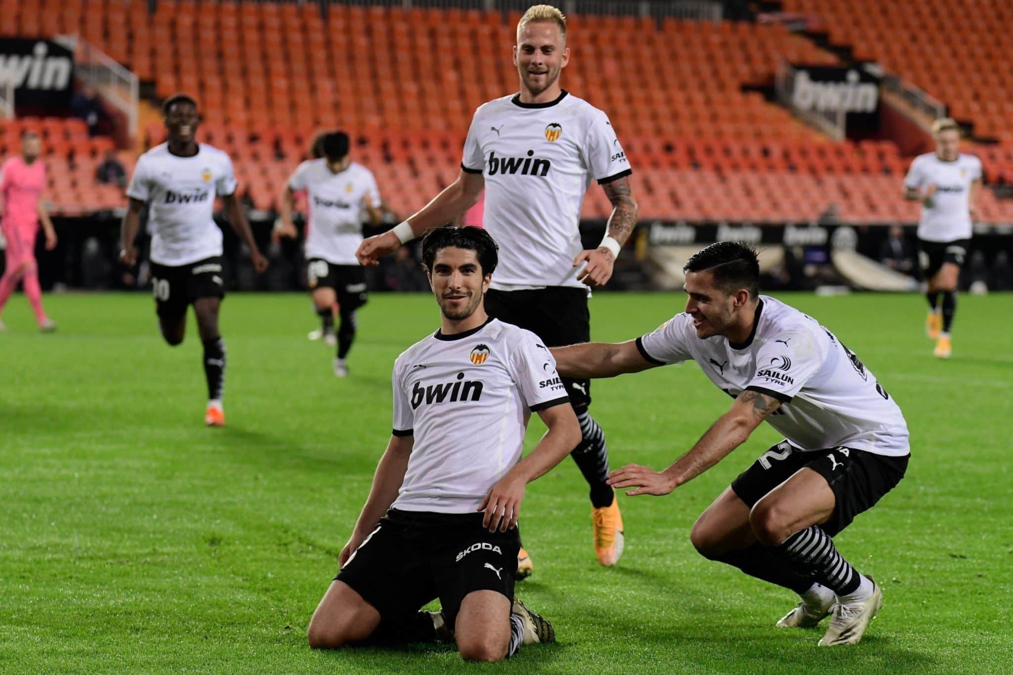 Carlos Soler celebra uno de los penaltis anotados frente al Real Madrid