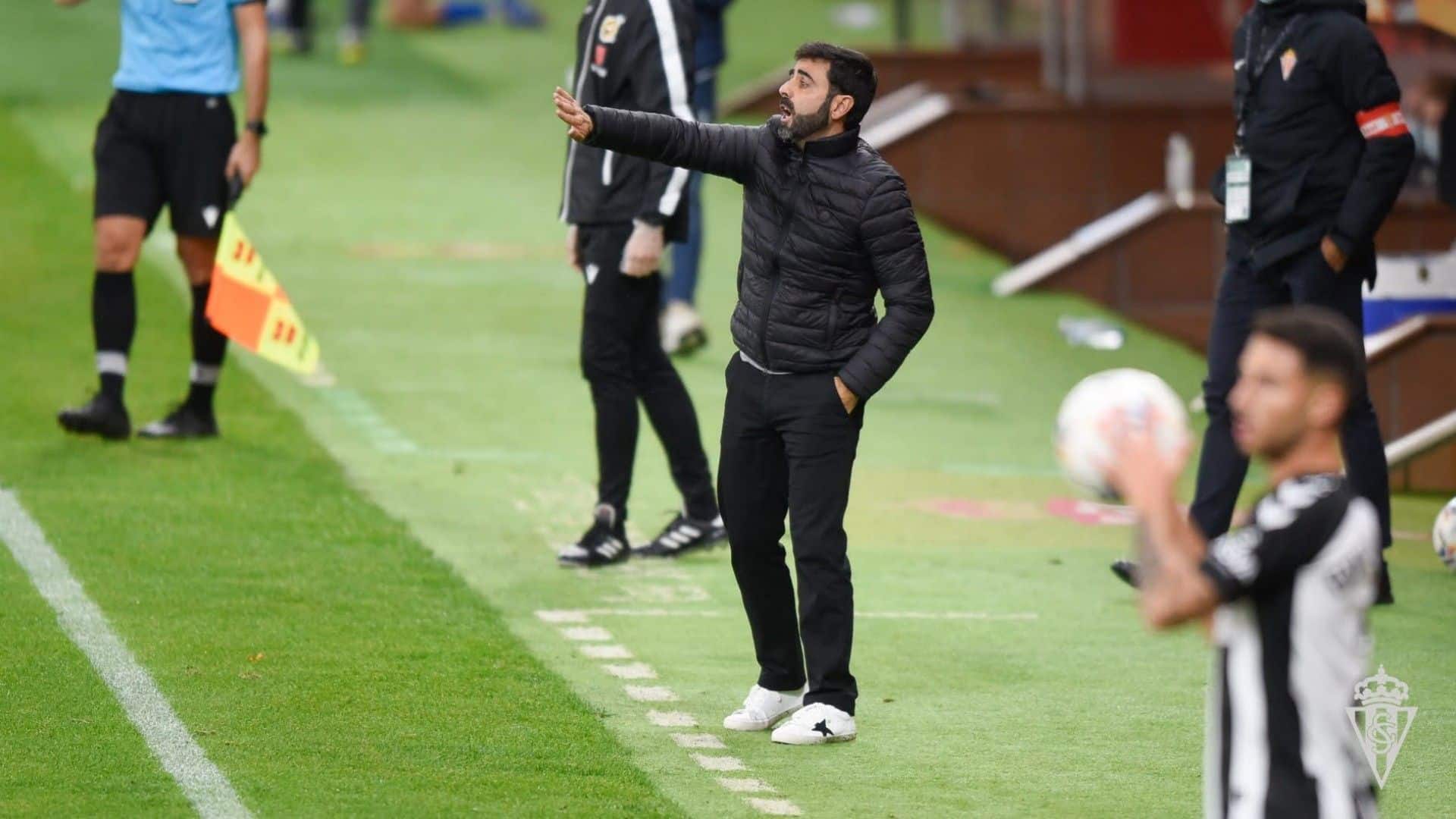 David Gallego en la banda en el partido frente al CD Castellón