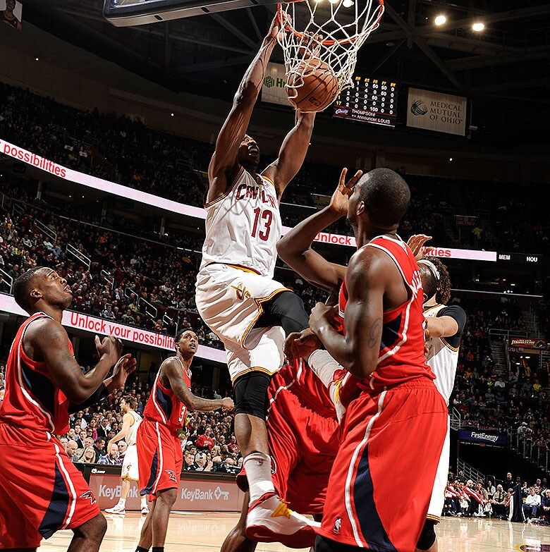 Thompson machaca en un partido ante los Hawks, con Jeff Teague. (Foto: nba.com)