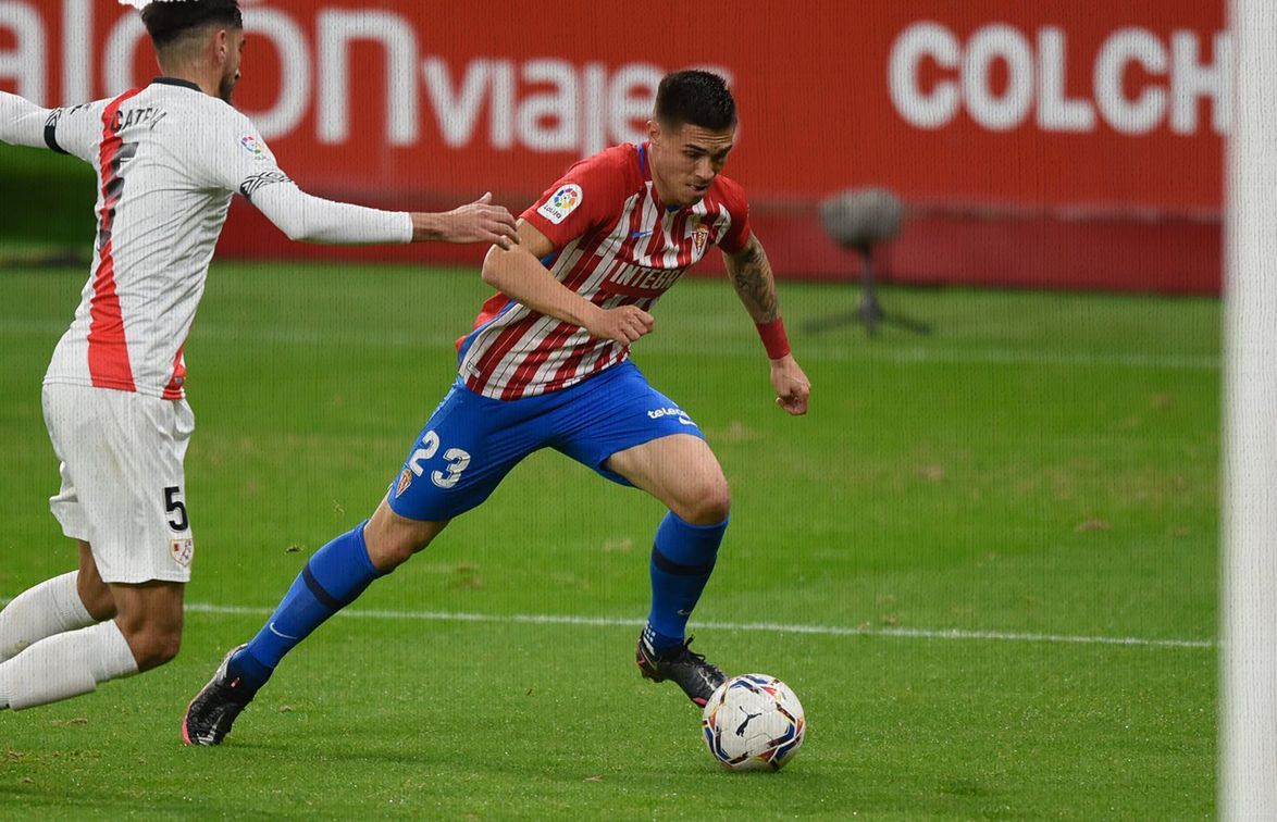 Djuka conduce el balón ante Catena