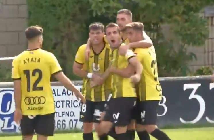 Adrián Güemes celebra el 2-2 del Club Portugalete