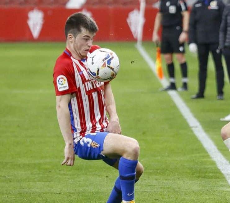 Guille Rosas intenta controlar un balón