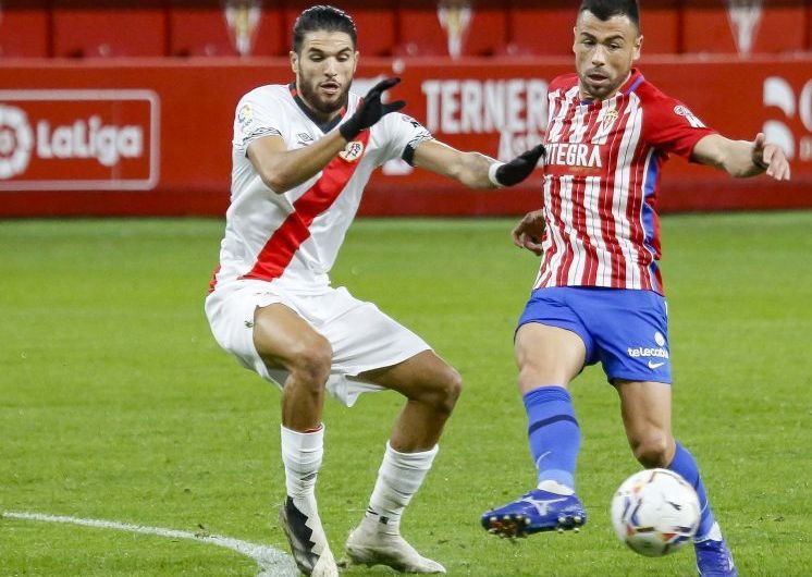 Javi Fuego con Antoñín en el partido entre el Sporting y el Rayo
