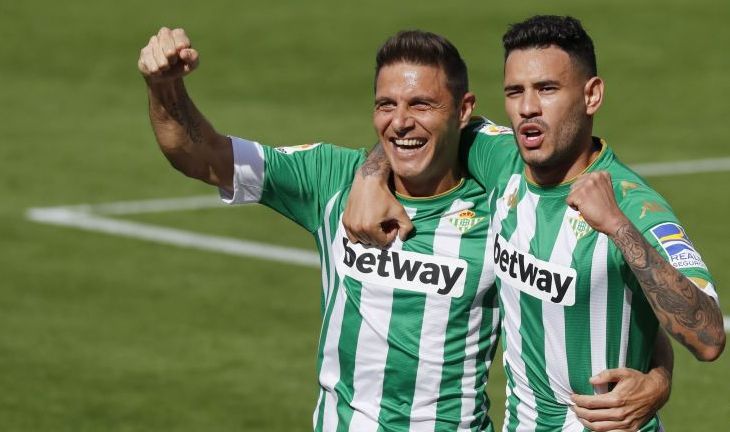 Joaquín y Tello celebran uno de los goles del catalán