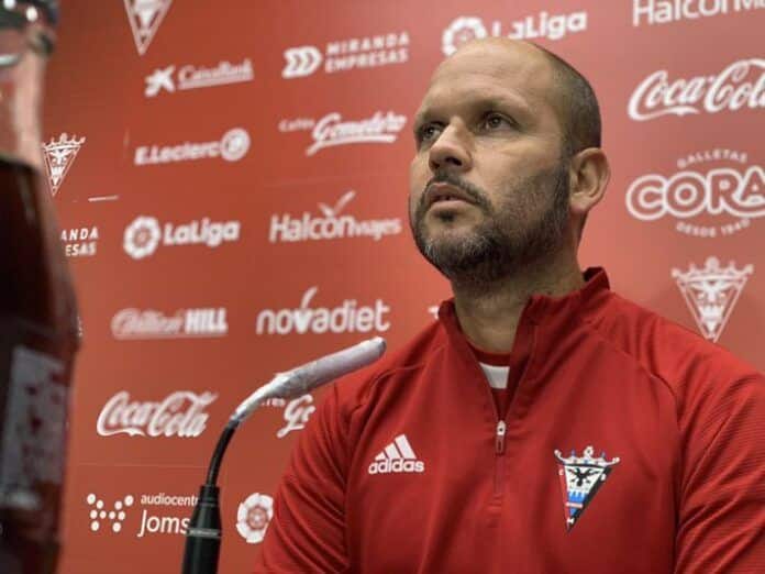 José Alberto López en la sala de prensa de Anduva