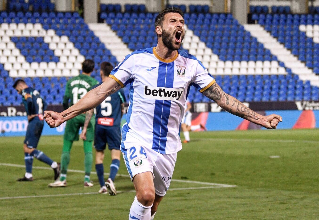 Borja Bastón celebra un gol con el Leganés