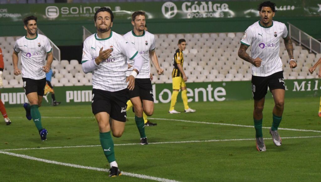 Martín Solar celebrando uno de sus goles frente al Barakaldo