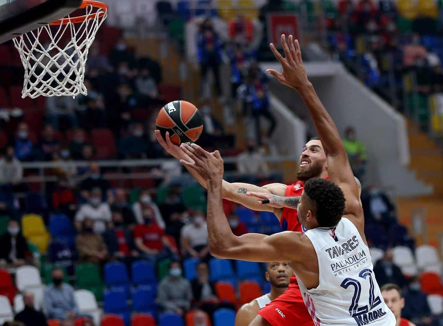 Mike James ante Tavares