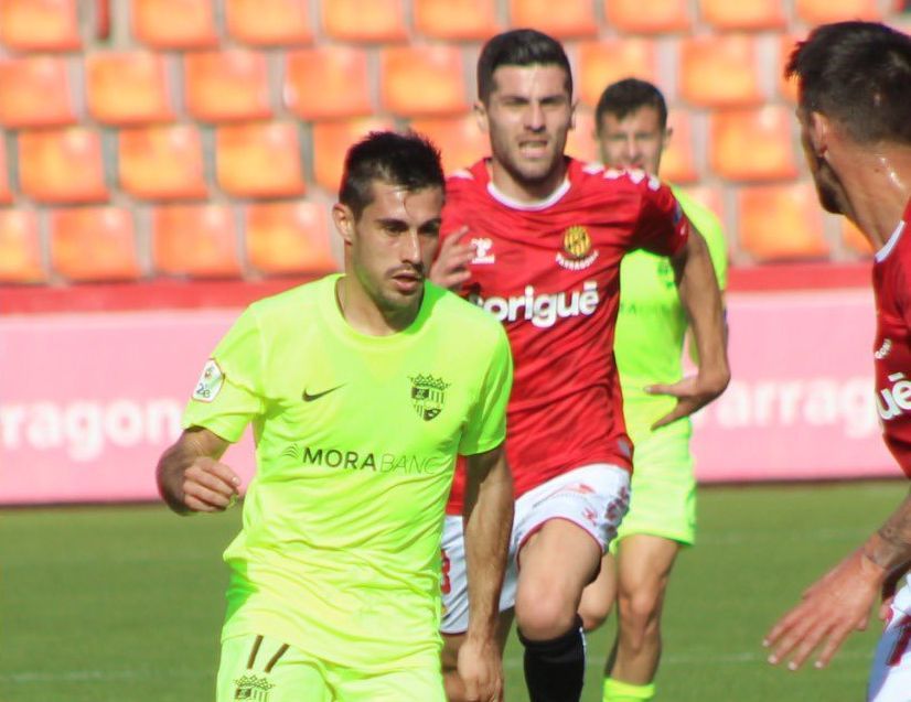 David Martín conduce el balón antes de asistir a Carlos Martínez para un gol en un Nàstic - Andorra