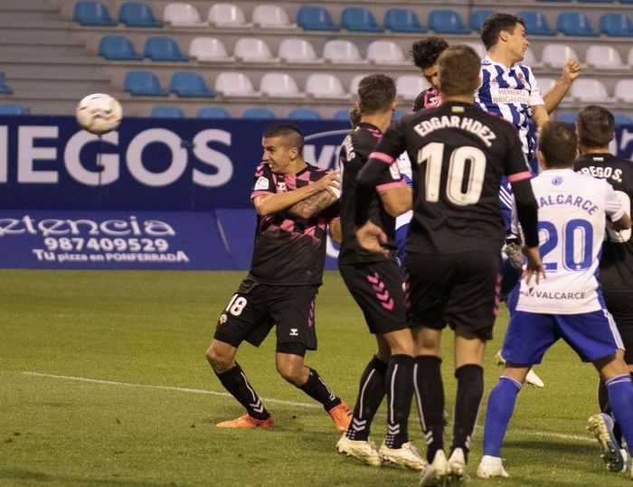 Lance del partido entre la Ponferradina y el Sabadell